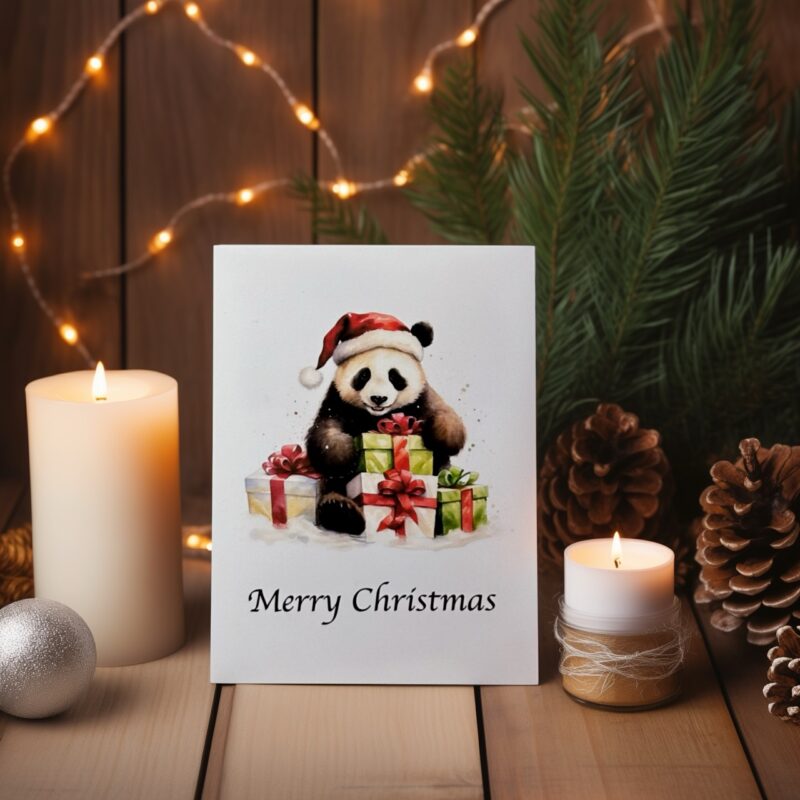 Niedlicher Panda mit Weihnachtsmütze auf festlicher Karte, Postkarte oder Klappkarte verfügbar.